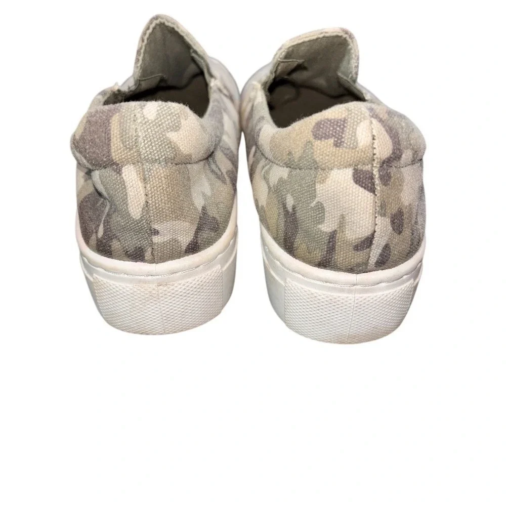 Qupid Gills Platform Slip-On Sneakers Womens Size 8 Green Camo wedge